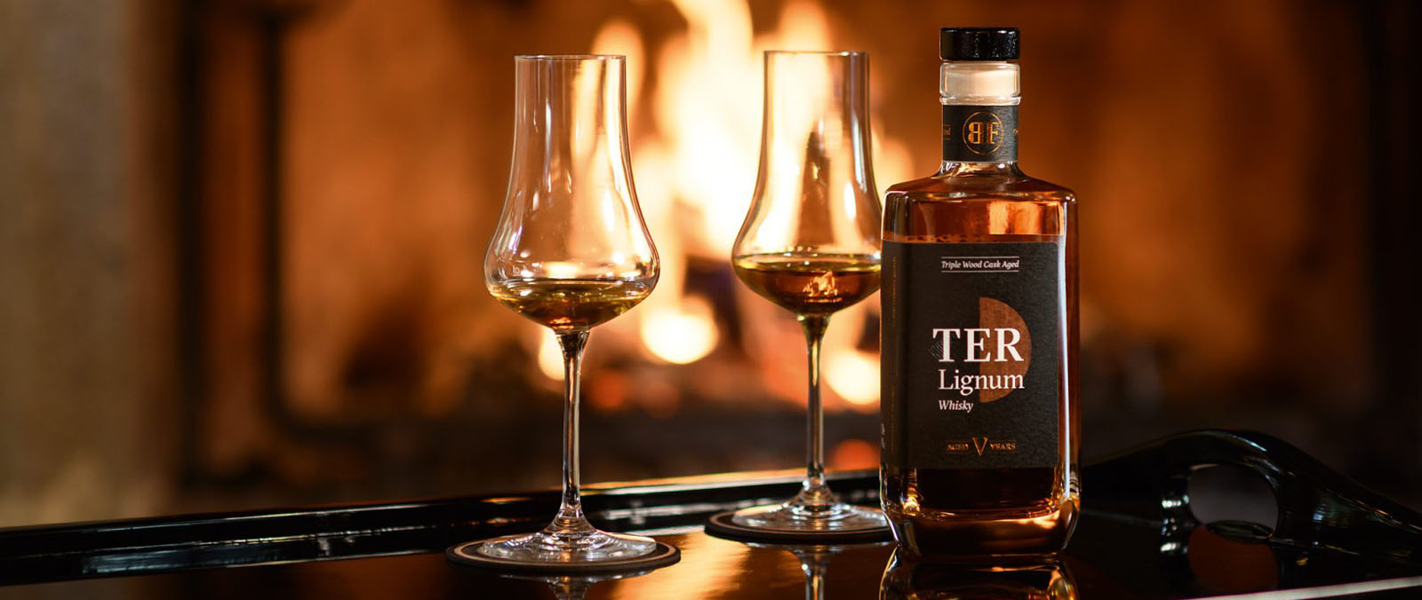 Roner � TER Lignum Whisky Flasche vor Kaminfeuer