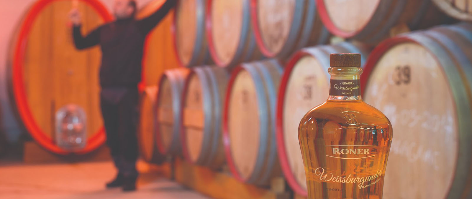 Roner � Weissburgunder Grappa Flasche auf Holzfass