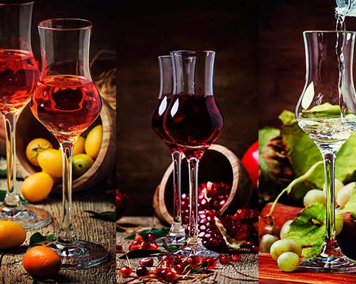 Roner Gl�sr gef�llt mit verschiedenen Fruchtlik�ren und Obst am Glas