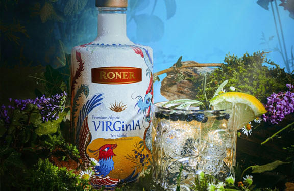 Roner Gin Flasche und Glas mit Kr�utern und Zitrone