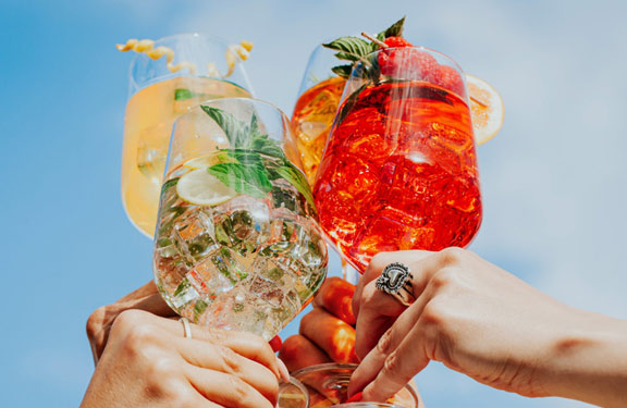 Gl�ser mit Fruchtlik�r Spritz gef�llt